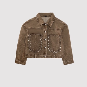 Detail der braunen Vintage-Jeansjacke mit silbernen Nieten auf großen Utility-Fronttaschen
