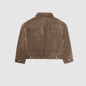 Detailansicht der braunen Denim-Jacke mit Rückennähten und Metallknöpfen im Vintage-Stil