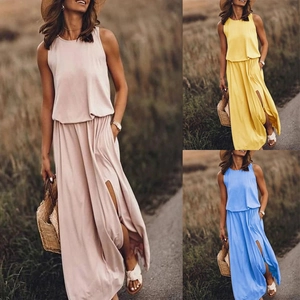Detail van mouwloze zomer maxi-jurk met zijsplit in de kleuren roze, geel en blauw