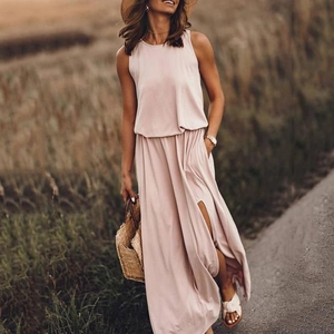 Detail van roze mouwloze maxi-jurk met zijsplit en zachte jersey textuur van de stof