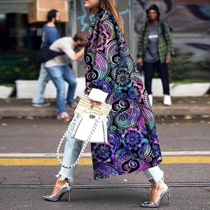 Streetstyle-weergave van lange jas met paisley-print in paarse en blauwe patronen