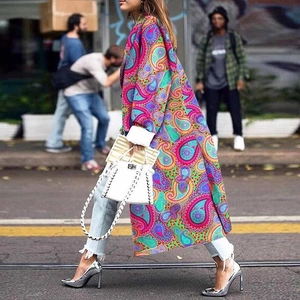 Lange dames trenchcoat met kleurrijke paisley print in een stijlvolle outdoor straatstijl