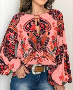Détail du chemisier rose fleuri avec imprimé perroquet, col boho et manches lanternes
