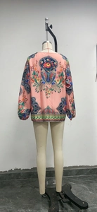 Vue arrière du chemisier bohème rose avec manches lanterne et motifs floraux d'oiseaux