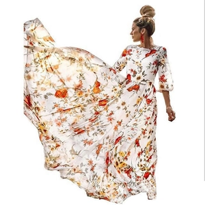 Elegantes Maxikleid mit langen Ärmeln und orangefarbenem Blumendruck auf Weiß