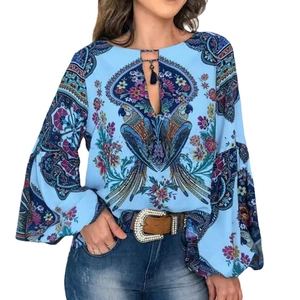 Haut bohème bleu clair à imprimé fleuri avec manches lanterne et cordon à pompons au col