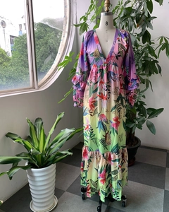 Detalle de escote en V profundo y estampado tropical de leopardo en vestido largo