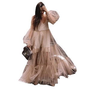 Robe longue en tulle champagne à col en V profond, manches bouffantes et jupe à volants