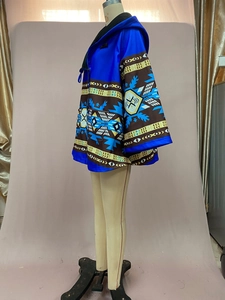 Détail du motif géométrique sur les manches et le côté de la veste à capuche bleu roi