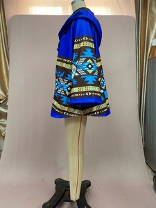 Détail de l'imprimé ethnique et de la capuche sur le manteau bleu roi à manches