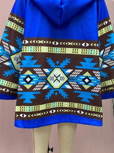 Vue arrière du sweat à capuche bleu roi avec imprimé bohème et coupe décontractée