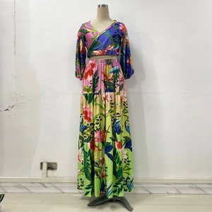 Detalle del conjunto floral de dos piezas con top cruzado y falda larga de capas