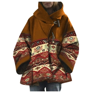 Manteau à capuche pour femmes avec empiècement caramel, imprimé ethnique et boutons
