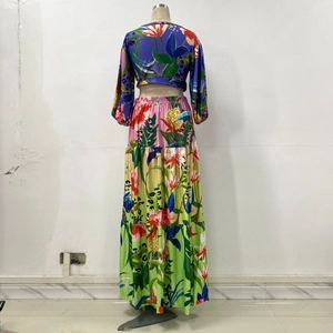 Detalle de la tela con estampado floral y de leopardo en un conjunto bohemio de falda larga
