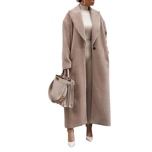 Détail d'un manteau long kaki texturé laine avec large revers et design à boutonnage simple