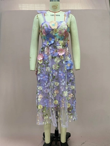 Gros plan de broderie florale 3D sur robe nuisette en tulle violette avec des nœuds