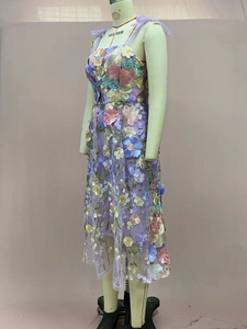 Détail de la broderie florale 3D sur robe en maille violette avec bretelles à nœud