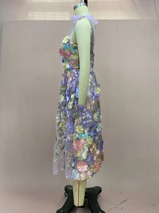 Détails de la broderie florale 3D et du tulle transparent sur une robe moulante violette