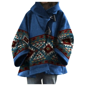 Manteau à capuche pour femme bleu marine avec imprimés tribaux et boutons en corne