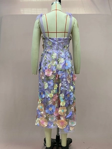 Détail de la broderie florale 3D et du tissu en maille sur une robe violette