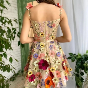 Vue arrière élégante de robe moulante sans manches avec broderies florales et fleurs 3D