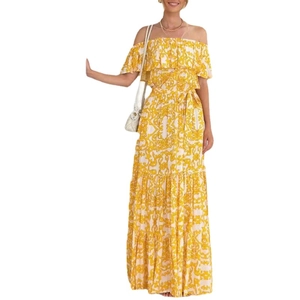 Gele off-shoulder maxi-jurk met bloemenprint en ruches in een bohemian ontwerp