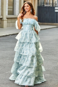 Detail van lichtblauwe bloemen maxi-jurk met korset-taille en off-shoulder halslijn