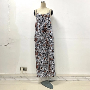 Detail eines Overalls mit Leopardenmuster, Spaghettiträgern und weitem Beinschnitt
