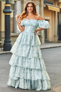Detailweergave van lichtblauwe maxi-jurk met bloemenprint, blote schouders en pofmouwen