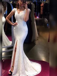 Elegante abito da sera a sirena in pizzo bianco con scollo a V, piume e spacco alto raffinato