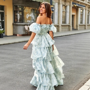 Bloemen maxi-jurk met pofmouwen en off-shoulder gelaagd ontwerp in lichtblauw