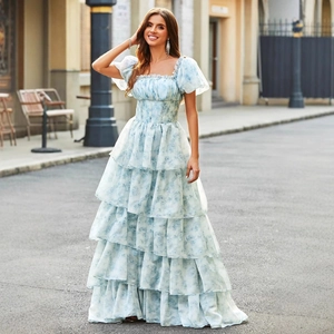 Lichtblauwe gebloemde maxi-jurk met pofmouwen en een getailleerde taille in streetstyle