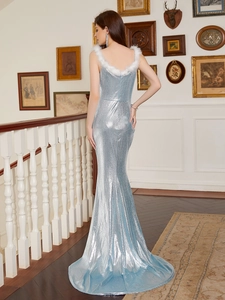 Elegantes hellblaues Metallic-Fischschwanz-Abendkleid mit weißem Kunstpelzbesatz und V-Ausschnitt