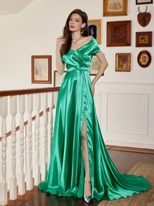 Robe de soirée élégante en satin vert émeraude avec décolleté en V et traîne
