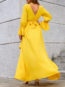 Elegante abito lungo giallo con scollo a V, fiocco sul retro e maniche con volant