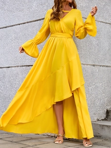 Elegante abito lungo giallo brillante con scollo a V maniche a campana e spacco asimmetrico
