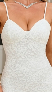 Gros plan sur la robe crayon blanche en dentelle sans manches avec col en V élégant
