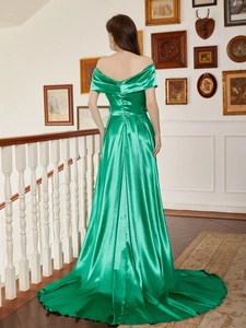 Robe de soirée élégante en satin vert émeraude avec traîne longue et dos en V chic