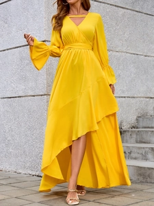 Elegante abito lungo giallo con scollo a V, maniche a campana e bordo con volant a cascata