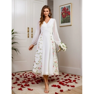 Elegantes weißes langärmliges V-Ausschnitt-Kleid mit rosa Blumenstickerei für Partys