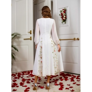 Elegantes weißes figurbetontes Maxikleid mit langen transparenten Ärmeln und Blumenstickerei