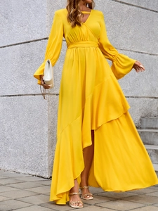 Elegante abito lungo giallo con scollo a V, maniche a campana e orlo a balze asimmetrico