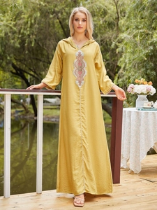 Robe Longue Kaftan Brodée Ethnique pour Femmes Avec Capuche Rétro Jaune Manches Longues Abaya Style Moyen Orient