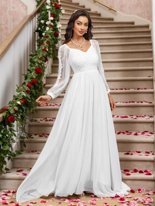 Détails de la dentelle blanche avec col en V et manches en tulle transparent sur la robe