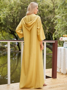 Robe longue jaune gingembre avec capuche, coupe ample et bordure blanche fine