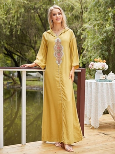 Robe longue jaune gingembre avec broderie florale et design caftan à capuche