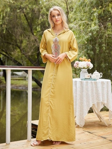 Robe kaftan jaune moutarde élégante avec broderie florale traditionnelle et capuche