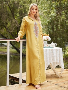 Kaftan jaune élégant à capuche avec broderie ethnique complexe et manches longues