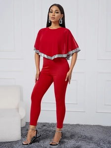 Combinaison rouge chic avec cape à paillettes et pantalon slim pour femmes élégantes