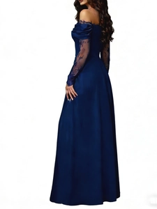 Détail de la robe de soirée bleu marine élégante avec manches en dentelle et épaules dénudées